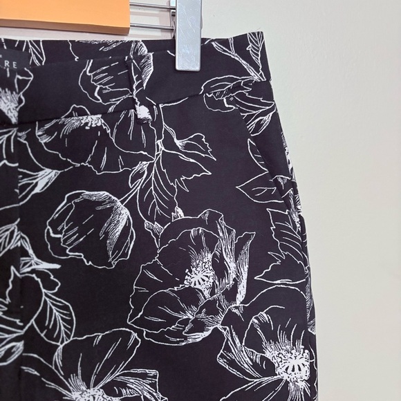White House Black Market - Black & White Floral Flare Crop Cotton Pants - Picture 3 of 12